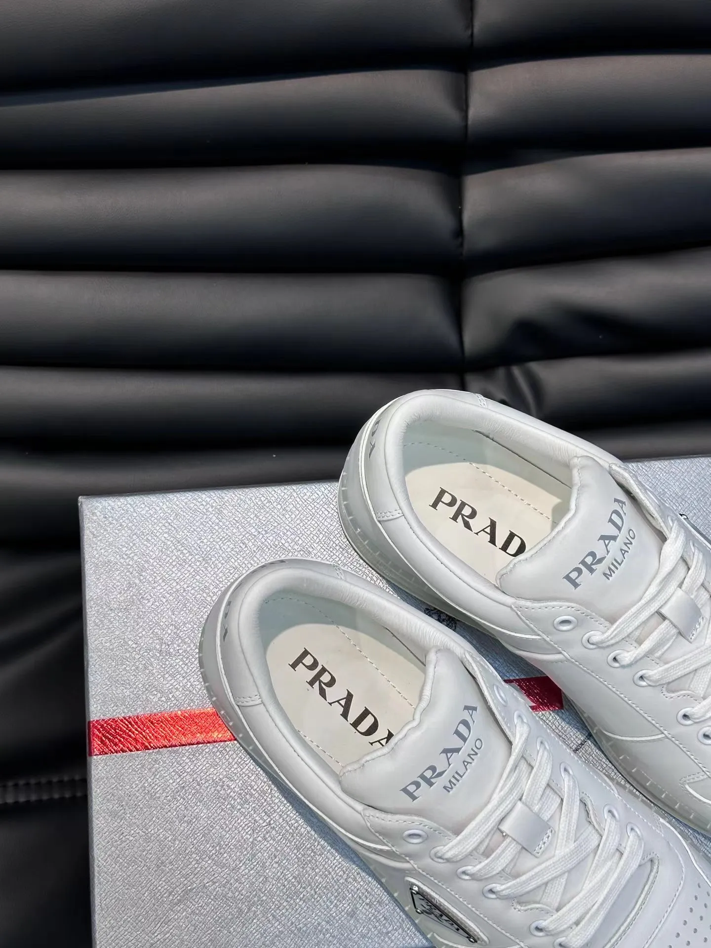 P420 38-45 Prada Prada’s new men’s leather sneakers, the highest version on the market, any comparison is welcome🆚! The original leather has excellent texture and is super high-end! Fetal sheep net lining imported from Italy, removable pad! Luxurious materials and fine workmanship, highly recommended!